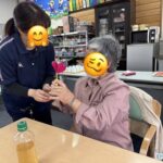 小規模特養では、壁いっぱいに飾られた色鮮やかな花の装飾が、明るく華やかな雰囲気を演出しご利用者様も、スタッフとの温かい交流の中で、リラックスした笑顔を見せていらっしゃいました。 デイサービスでは、手作りカーネーションを楽しむ皆様の笑顔があふれ、心温まる一日を過ごされました。