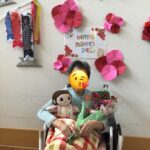 小規模特養では、壁いっぱいに飾られた色鮮やかな花の装飾が、明るく華やかな雰囲気を演出しご利用者様も、スタッフとの温かい交流の中で、リラックスした笑顔を見せていらっしゃいました。 デイサービスでは、手作りカーネーションを楽しむ皆様の笑顔があふれ、心温まる一日を過ごされました。