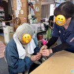 小規模特養では、壁いっぱいに飾られた色鮮やかな花の装飾が、明るく華やかな雰囲気を演出しご利用者様も、スタッフとの温かい交流の中で、リラックスした笑顔を見せていらっしゃいました。 デイサービスでは、手作りカーネーションを楽しむ皆様の笑顔があふれ、心温まる一日を過ごされました。