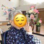 小規模特養では、壁いっぱいに飾られた色鮮やかな花の装飾が、明るく華やかな雰囲気を演出しご利用者様も、スタッフとの温かい交流の中で、リラックスした笑顔を見せていらっしゃいました。 デイサービスでは、手作りカーネーションを楽しむ皆様の笑顔があふれ、心温まる一日を過ごされました。