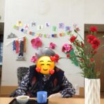 小規模特養では、壁いっぱいに飾られた色鮮やかな花の装飾が、明るく華やかな雰囲気を演出しご利用者様も、スタッフとの温かい交流の中で、リラックスした笑顔を見せていらっしゃいました。 デイサービスでは、手作りカーネーションを楽しむ皆様の笑顔があふれ、心温まる一日を過ごされました。