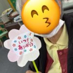 小規模特養では、壁いっぱいに飾られた色鮮やかな花の装飾が、明るく華やかな雰囲気を演出しご利用者様も、スタッフとの温かい交流の中で、リラックスした笑顔を見せていらっしゃいました。 デイサービスでは、手作りカーネーションを楽しむ皆様の笑顔があふれ、心温まる一日を過ごされました。