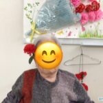 小規模特養では、壁いっぱいに飾られた色鮮やかな花の装飾が、明るく華やかな雰囲気を演出しご利用者様も、スタッフとの温かい交流の中で、リラックスした笑顔を見せていらっしゃいました。 デイサービスでは、手作りカーネーションを楽しむ皆様の笑顔があふれ、心温まる一日を過ごされました。