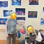 小規模特養とグループホーム飯山が合同で夏祭りを開催しました。 スイカ早食い大会やラムネ早飲み大会、スタッフと利用者様が一緒に参加するのど自慢大 会、託児所の子供たちによるお遊戯など多彩な催しで大いに盛り上がりました。