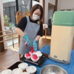 小規模特養とグループホーム飯山が合同で夏祭りを開催しました。 スイカ早食い大会やラムネ早飲み大会、スタッフと利用者様が一緒に参加するのど自慢大 会、託児所の子供たちによるお遊戯など多彩な催しで大いに盛り上がりました。