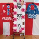 小規模特養とグループホーム飯山が合同で夏祭りを開催しました。 スイカ早食い大会やラムネ早飲み大会、スタッフと利用者様が一緒に参加するのど自慢大 会、託児所の子供たちによるお遊戯など多彩な催しで大いに盛り上がりました。