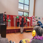 小規模特養とグループホーム飯山が合同で夏祭りを開催しました。 スイカ早食い大会やラムネ早飲み大会、スタッフと利用者様が一緒に参加するのど自慢大 会、託児所の子供たちによるお遊戯など多彩な催しで大いに盛り上がりました。