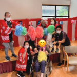 小規模特養とグループホーム飯山が合同で夏祭りを開催しました。 スイカ早食い大会やラムネ早飲み大会、スタッフと利用者様が一緒に参加するのど自慢大 会、託児所の子供たちによるお遊戯など多彩な催しで大いに盛り上がりました。