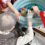 小規模特養とグループホーム飯山が合同で夏祭りを開催しました。 スイカ早食い大会やラムネ早飲み大会、スタッフと利用者様が一緒に参加するのど自慢大 会、託児所の子供たちによるお遊戯など多彩な催しで大いに盛り上がりました。