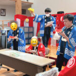 小規模特養とグループホーム飯山が合同で夏祭りを開催しました。 スイカ早食い大会やラムネ早飲み大会、スタッフと利用者様が一緒に参加するのど自慢大 会、託児所の子供たちによるお遊戯など多彩な催しで大いに盛り上がりました。